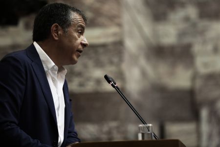 Θεοδωράκης: Βάζουν δικούς τους εργολάβους να πάρουν τα κανάλια