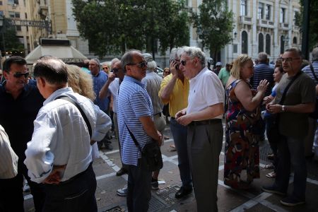 Σε δύο δόσεις το ψαλίδι στις επικουρικές
