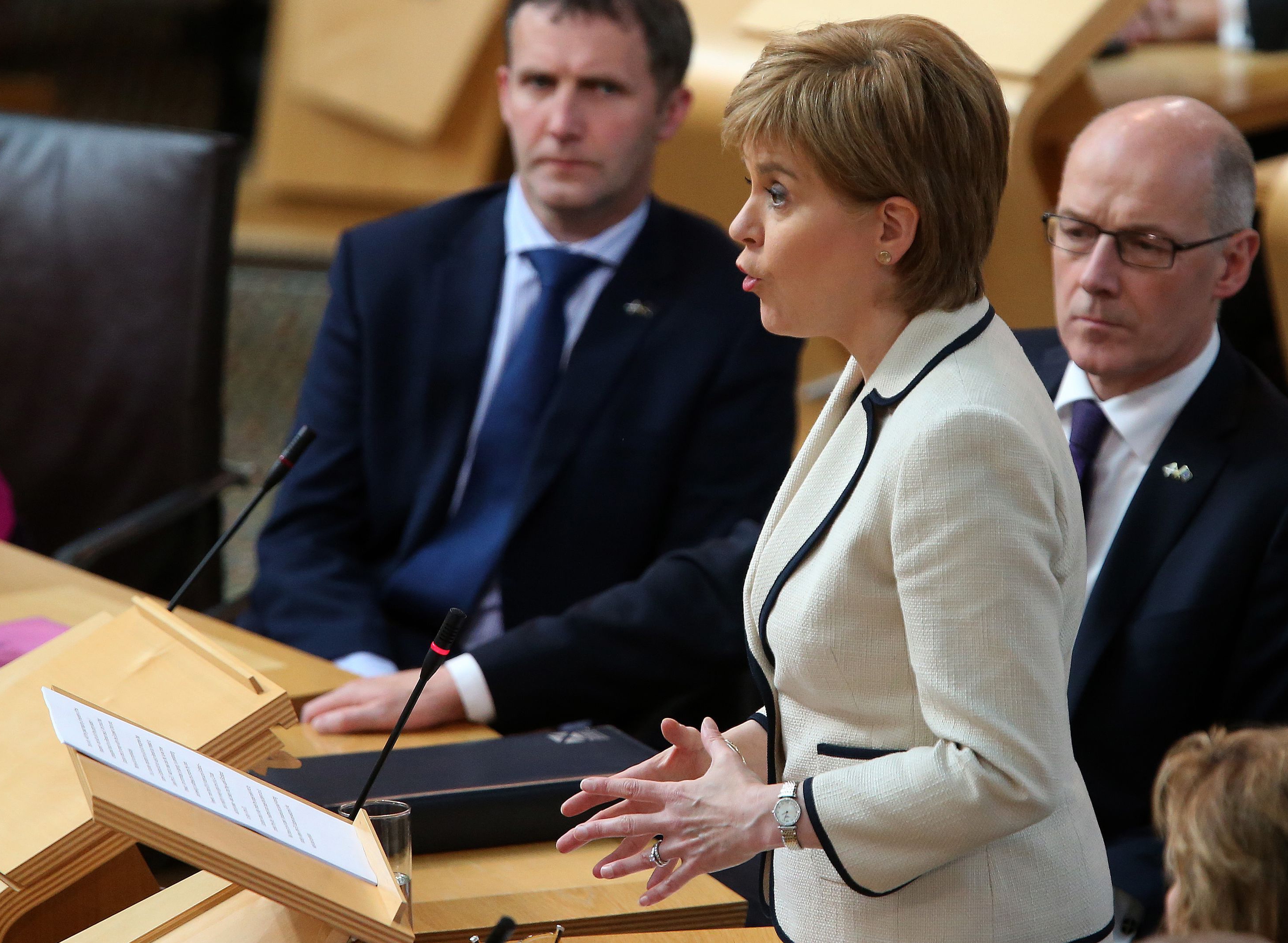 O Γιούνκερ συναντά την επικεφαλής της κυβέρνησης της Σκωτίας