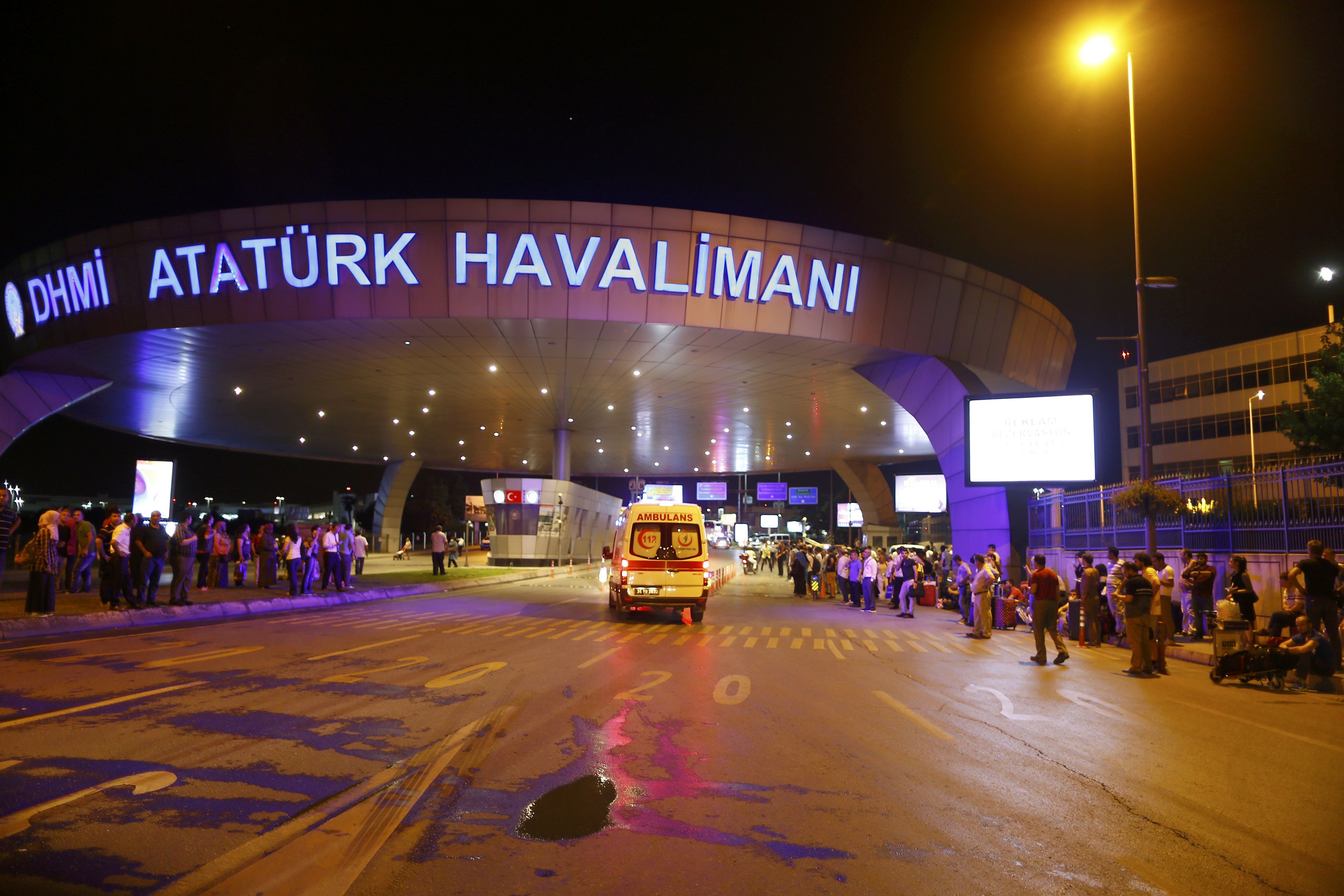 Κωνσταντινούπολη: Μακελειό στο αεροδρόμιο «Ατατούρκ» – Στους 41 έφτασαν οι νεκροί και τους 239 οι τραυματίες (videos)