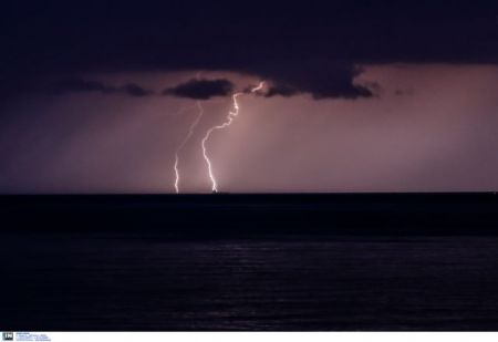 Ποτάμια οι δρόμοι του Βόλου από νυχτερινό μπουρίνι