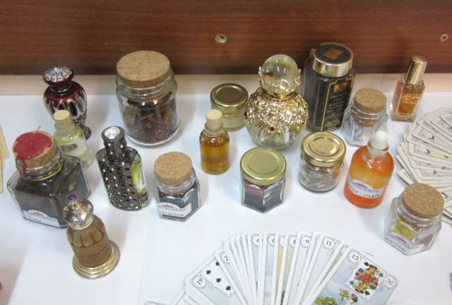 Έστησαν γραφείο χαρτομαντείας κι εξαπατούσαν πολίτες