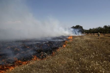 Πυρκαγιές στο Μαρμάρι Καρύστου και στα Μέγαρα – Εσβησε η φωτιά στη Βούλα