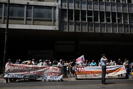 Συγκεντρώσεις εργαζομένων έξω από υπουργεία