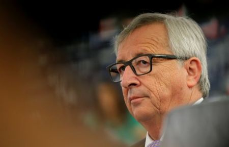 Γιούνκερ κατά Φάρατζ και Τζόνσον: Οι πατριώτες δεν παραιτούνται