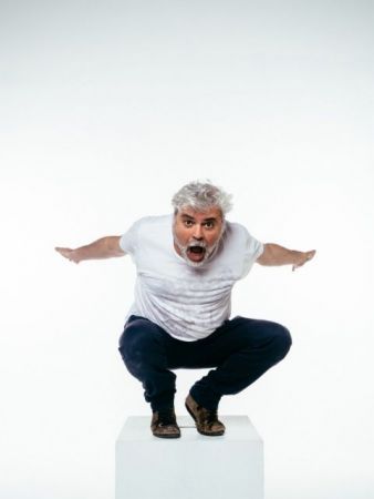 Νίκος Καραθάνος: «Ο Αριστοφάνης δεν είναι πλάκα»