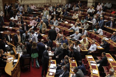 Τροπολογία της ΝΔ για κατάτμηση της Β’ Αθηνών σε τρείς περιφέρειες και ψήφο στους Έλληνες εξωτερικού