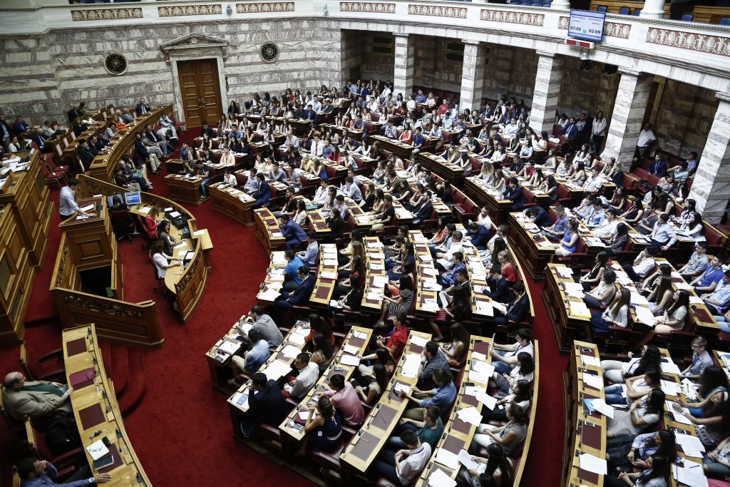 Πιέσεις κυβέρνησης προς ΠΑΣΟΚ για τους 200 του εκλογικού νόμου