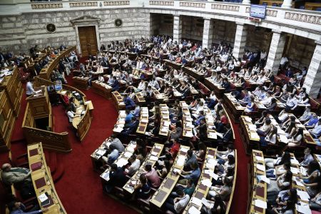 Πιέσεις κυβέρνησης προς ΠΑΣΟΚ για τους 200 του εκλογικού νόμου