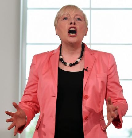 Αντζελα Ιγκλ: Μία «δεξιά» οπαδός του Μπλερ εναντίον του «αριστερού» Κόρμπιν