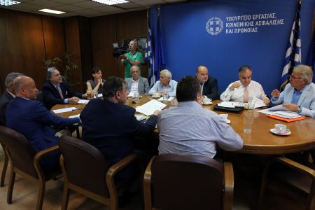 Κατρούγκαλος: Δεν τίθεται θέμα μείωσης μισθών