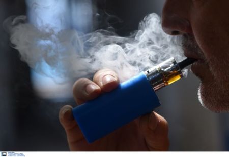 Κατά του φόρου στα ηλεκτρονικά τσιγάρα η Κομισιόν