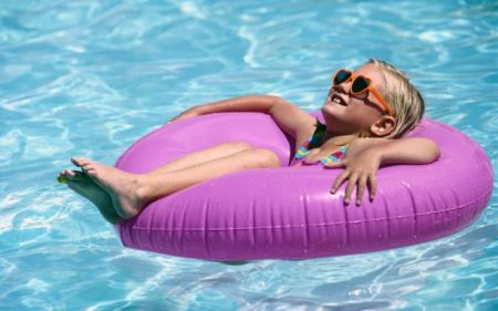 Παιδί στη θάλασσα πάντα με όρια