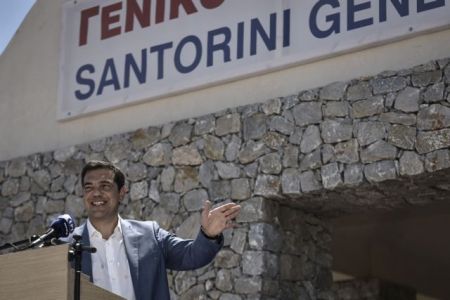 Τα αστειάκια του Τσίπρα στη Σαντορίνη