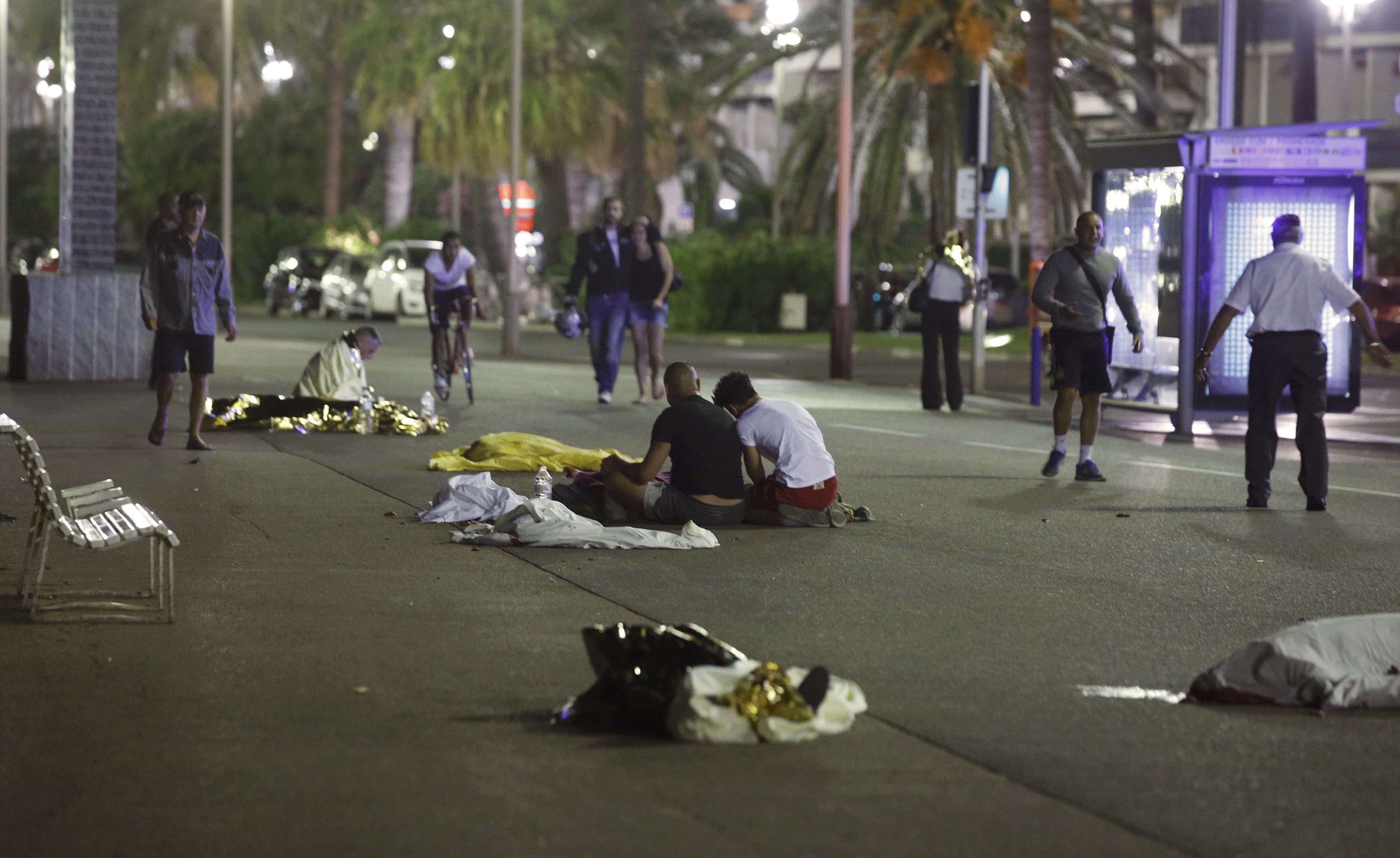 Μακελειό στη Νίκαια της Γαλλίας: Τρομοκρατικό χτύπημα ανήμερα της εθνικής εορτής – Οχημα έπεσε πάνω σε πλήθος –  84 οι νεκροί, 18 σε κρίσιμη κατάσταση – Το βίντεο της επίθεσης