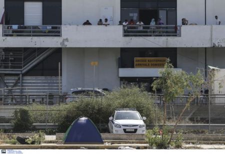 Χειροπέδες σε τρεις για τη δολοφονία νεαρού πρόσφυγα στο Ελληνικό