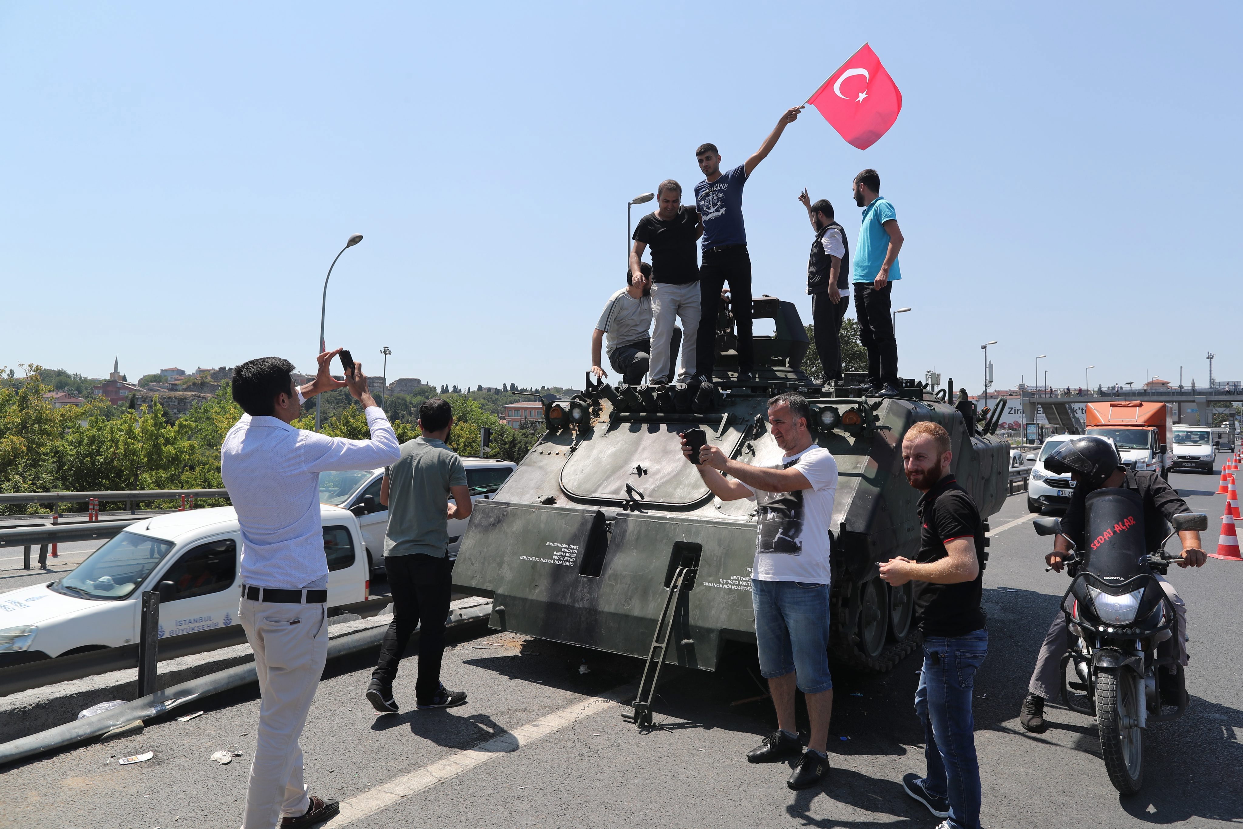 Ερντογάν: Θα συνεχιστούν οι μαζικές συλλήψεις μετά το πραξικόπημα