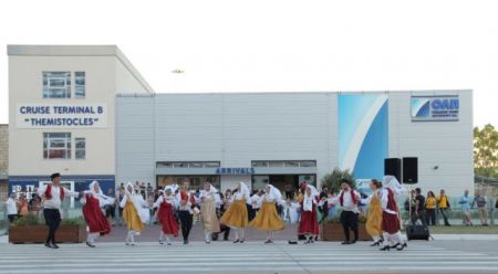 Με εκδηλώσεις υποδέχθηκαν το «Carnival Vista» στον Πειραιά
