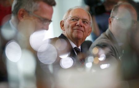 Spiegel: Ο Σόιμπλε θα διαδεχτεί τη Μέρκελ μόνο αν εκείνη το θελήσει