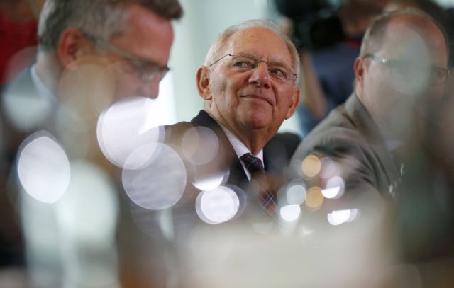 Spiegel: Ο Σόιμπλε θα διαδεχτεί τη Μέρκελ μόνο αν εκείνη το θελήσει