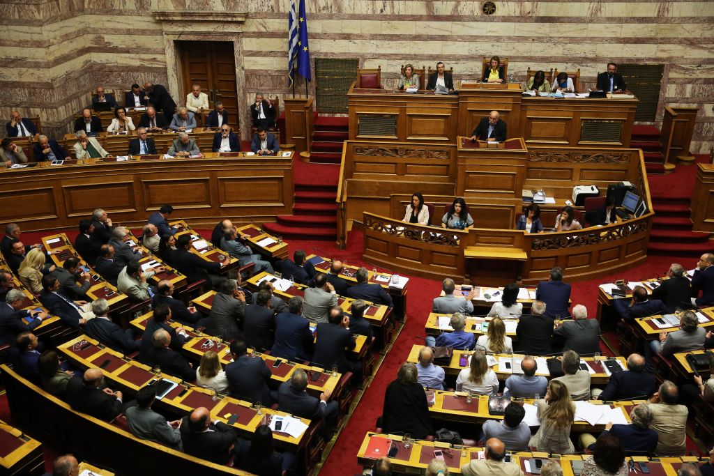 Σε υψηλούς τόνους η συζήτηση στη Βουλή για την πρόταση σύστασης Εξεταστικής της Νέας Δημοκρατίας για τα capital controls – plan X (live)