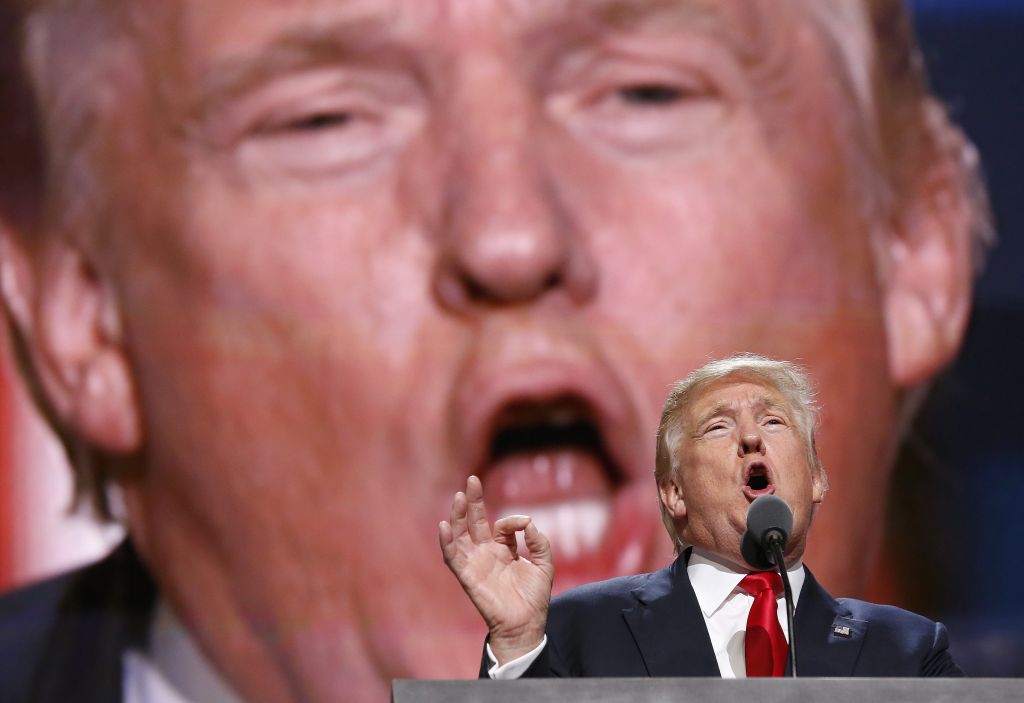 Mε τα… κουμπούρια θα σταματήσει η Κλίντον, υπαινίσσεται ο Τραμπ