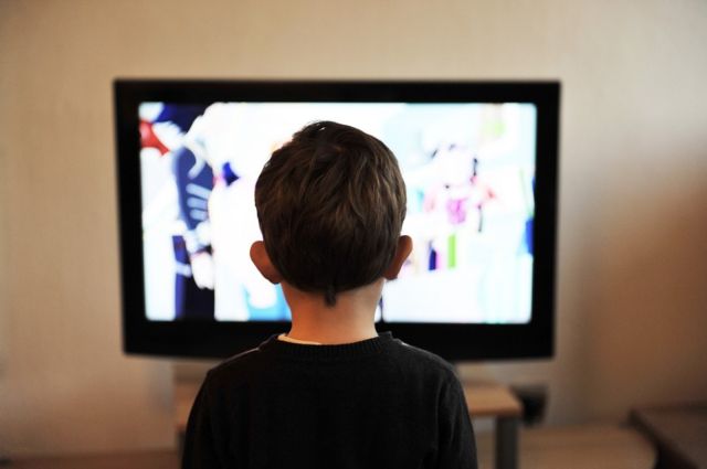 Ποιοι παράγοντες επηρεάζουν τις τηλεοπτικές συνήθειες των παιδιών