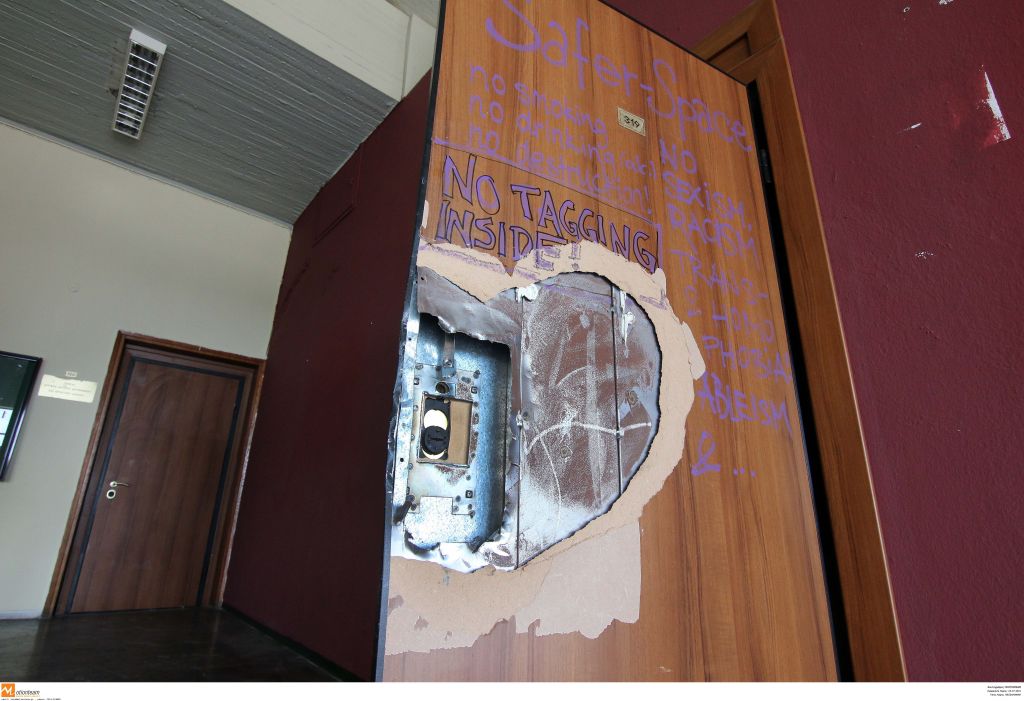 Επίθεση με μπογιές, σφυριά και πυροσβεστήρες στο κτίριο Διοίκησης του ΑΠΘ