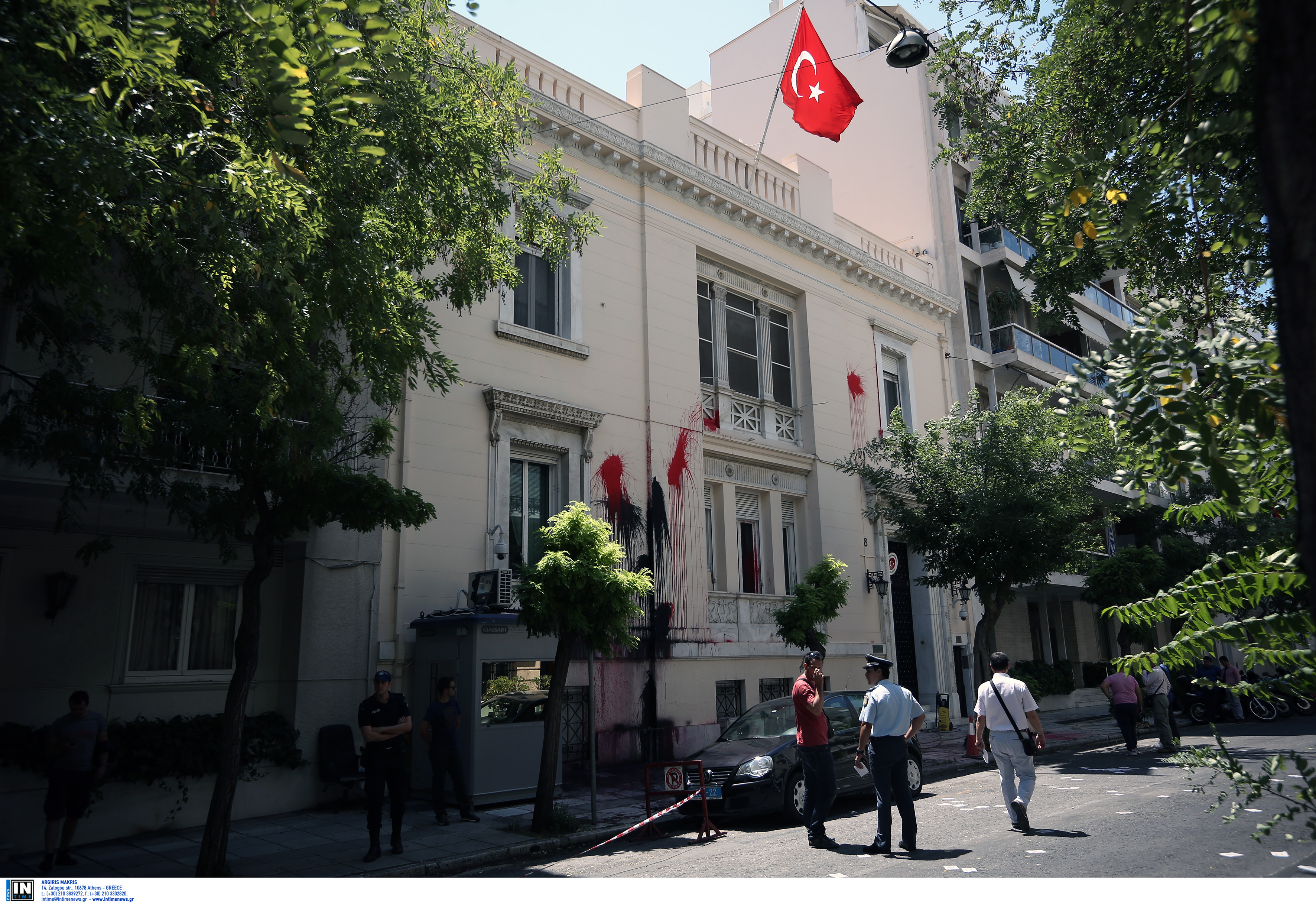 Μπογιές στην τουρκική πρεσβεία από μέλη του «Ρουβίκωνα»