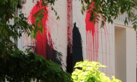 Πάτρα: Επίθεση με μπογιές στο βρετανικό υποπροξενείο και το Γαλλικό Ινστιτούτο