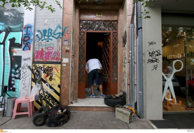 Kaminis: “Squatting is not the solution for refugee housing problem”