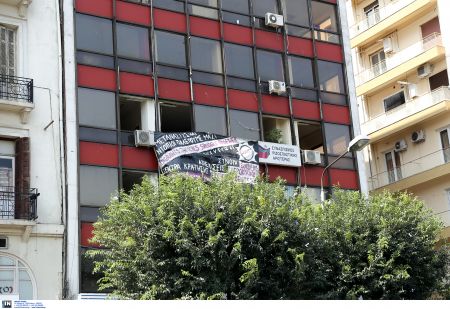 Μολότοφ έξω από τα γραφεία του ΣΥΡΙΖΑ στη Θεσσαλονίκη