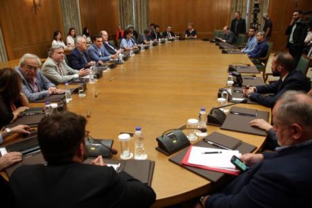 Στο στόχαστρο της αντιπολίτευσης οι εξαγγελίες Τσίπρα για το κοινωνικό κράτος