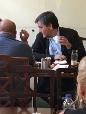 Γιατί εκνευρίζεται ο Τσακαλώτος