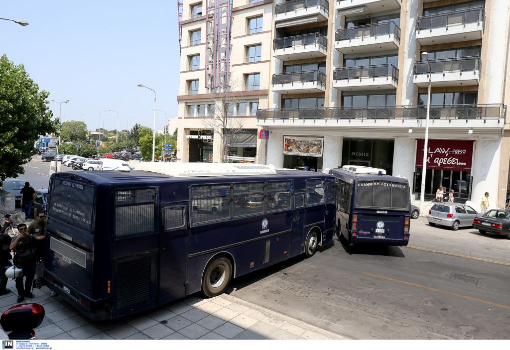 Φίλης και Παρασκευόπουλος καταδικάζουν την εισβολή στην Μητρόπολη