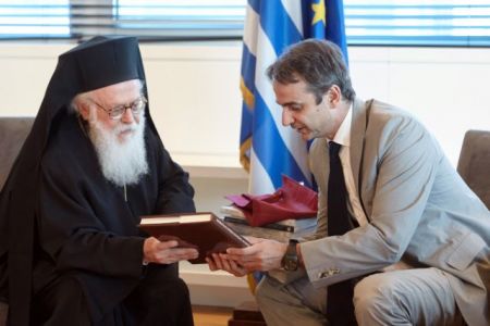 Συνάντηση Μητσοτάκη με τον αρχιεπίσκοπο Αλβανίας Αναστάσιο