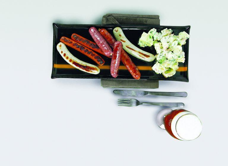 Ποικιλία λουκάνικων µε πατατοσαλάτα