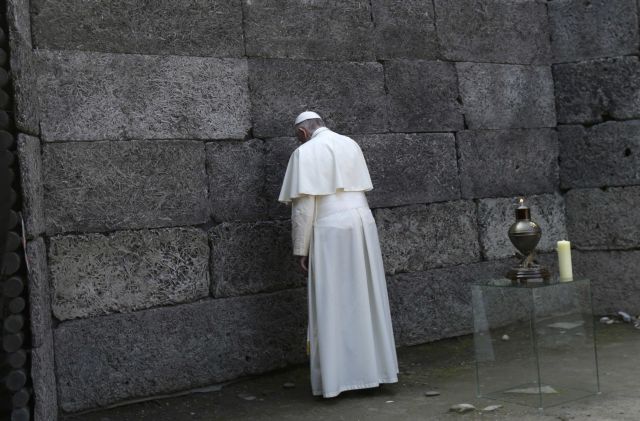 Ο Πάπας στο Άουσβιτς ζητά «τη συγχώρεση του Θεού για τόση βαρβαρότητα»