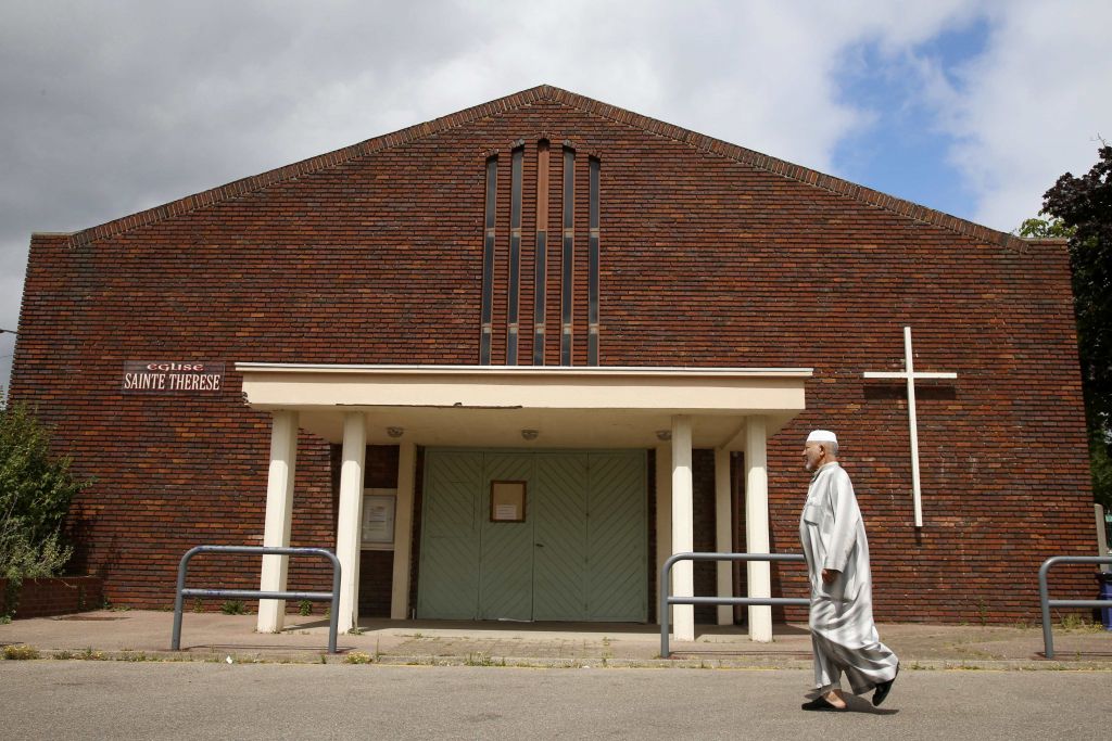 Γαλλία: Δύο συλλήψεις για τη δολοφονία του ιερέα μέσα στην εκκλησία