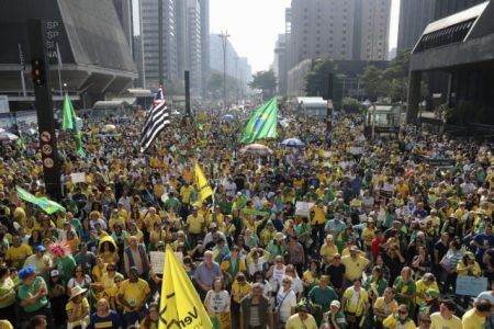 Αγώνες στη σκιά της πολιτικής κρίσης