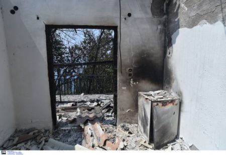 Στις πυρόπληκτες περιοχές της βόρειας Εύβοιας ο Κυριάκος Μητσοτάκης
