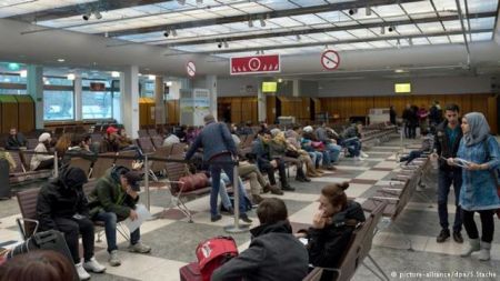 Deutsche Welle: Ξένος 1 στους 4 που παίρνει κοινωνικό βοήθημα