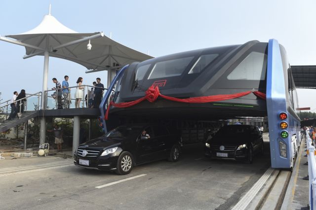 Κίνα: Υπερυψωμένο λεωφορείο αφήνει τα ΙΧ να περνούν από κάτω | tovima.gr