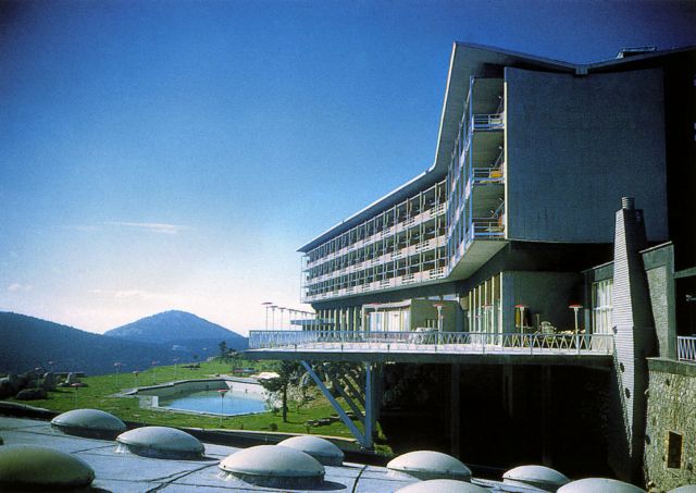 Το καζίνο Mont Parnes κατεβαίνει από το βουνό