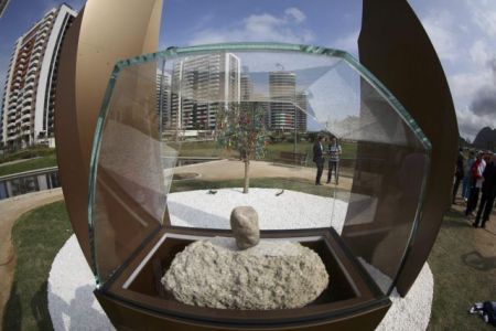 Ρίο: Μνημείο με δύο λίθους από την Αρχαία Ολυμπία στο Ολυμπιακό Χωριό