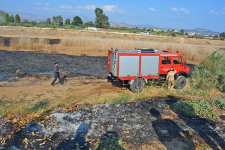 Τρεις πυροσβέστες τραυματίστηκαν από ανατροπή του οχήματός τους