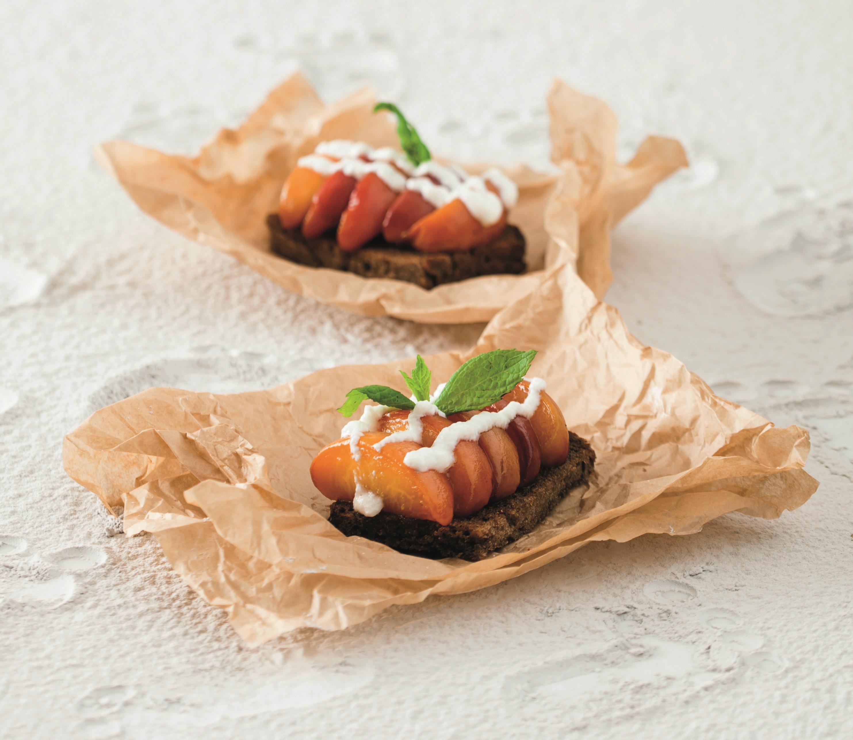 Κροστίνι με καραμελωμένα ροδάκινα και ανεβατό