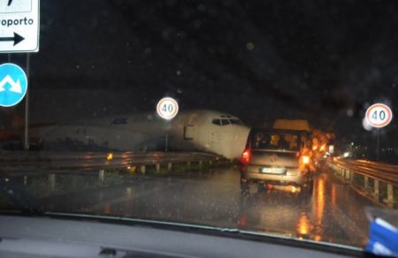 Αεροσκάφος βγήκε από τον διάδρομο και προσγειώθηκε… στην εθνική