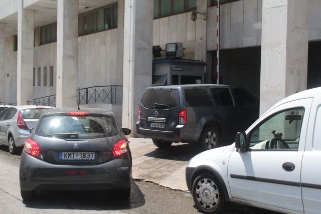 Συγκέντρωση αντιεξουσιαστών στα δικαστήρια της Ευελπίδων για Σακκά-Σεϊσίδη | tovima.gr