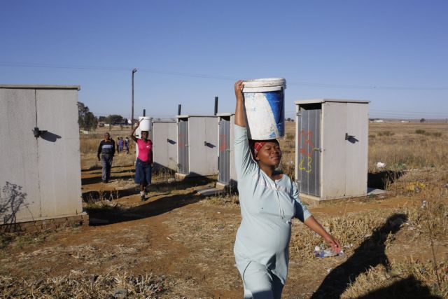 Οι γυναίκες «πληρώνουν» την έλλειψη νερού